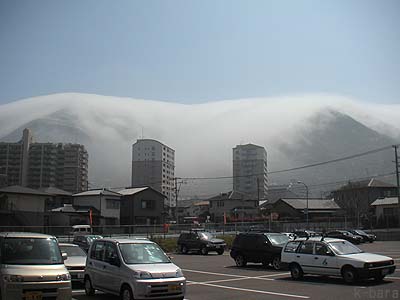 雲をかぶった山二つ