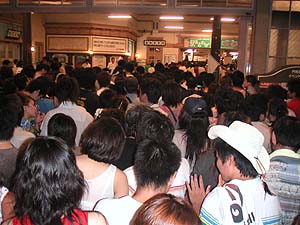 門司港駅コンコースの大混雑