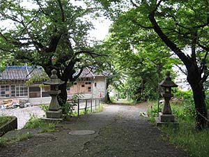 神社参道から見た園舎